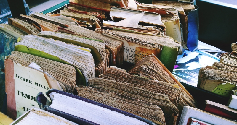 antiquaire-CAGNES SUR MER-min_wood-old-book-art-books-flea-market-scrap-499496-pxhere.com